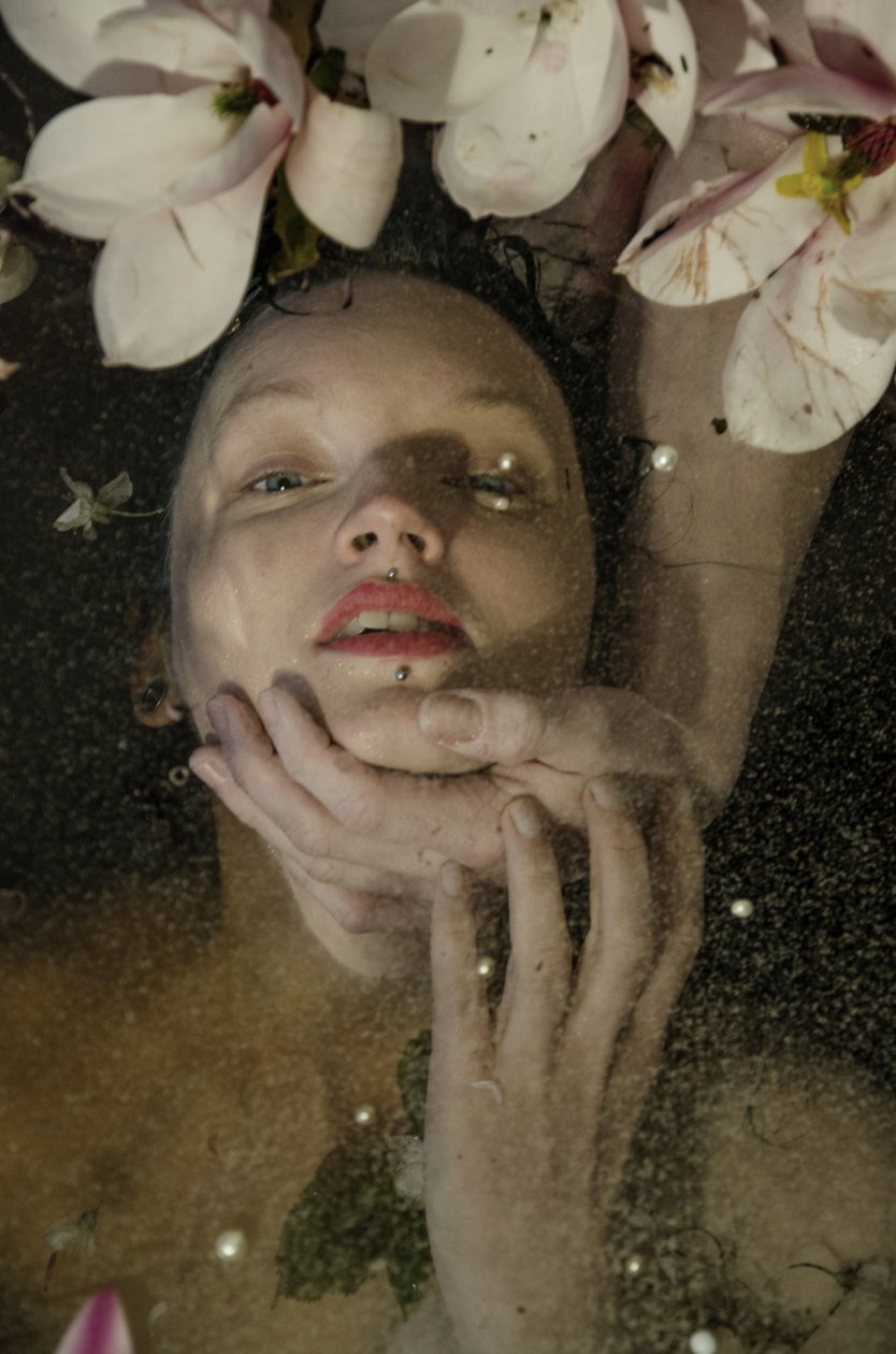Abduction, 2016 (screentryck) av Elinleticia Högabo