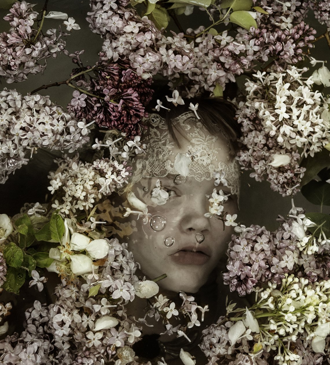 Körsbärsblommande barn, 2015 (screentryck) av Elinleticia Högabo
