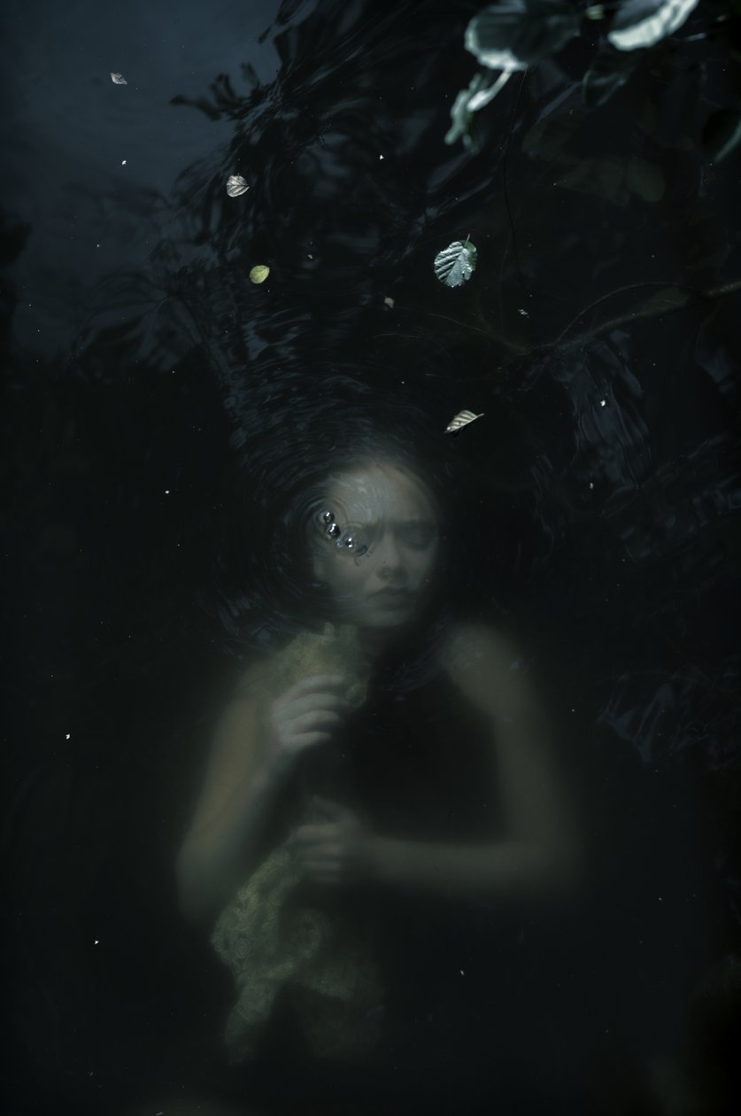 Under ytan, 2016 (screentryck) av Elinleticia Högabo