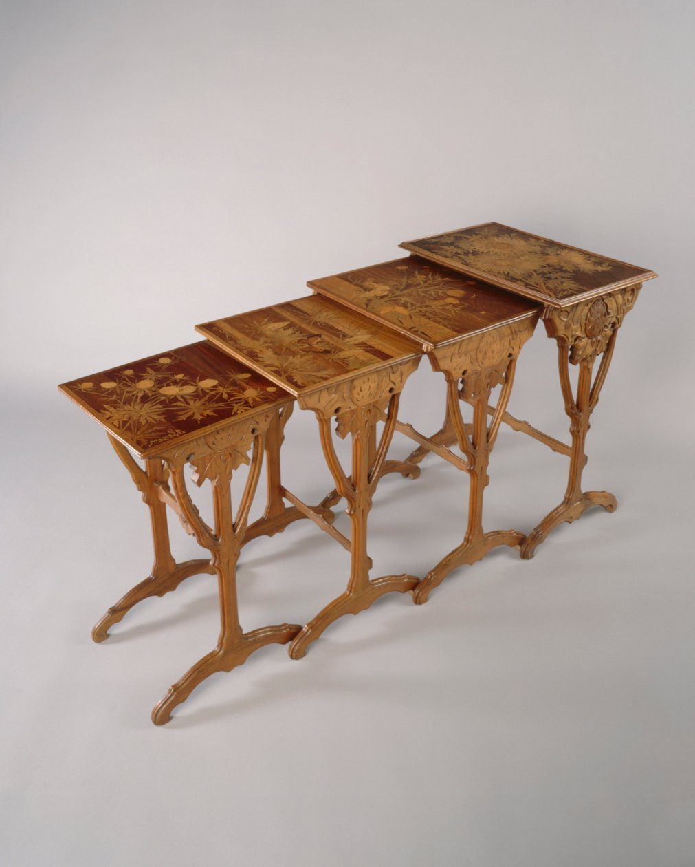 A Nest of Tables, ca 1900 (trä) av Emile Galle