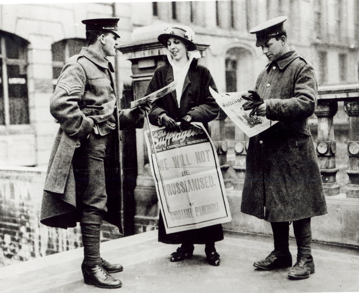 En suffragette, der sælger aviser til to soldater, ca. 1914 swed av English Photographer