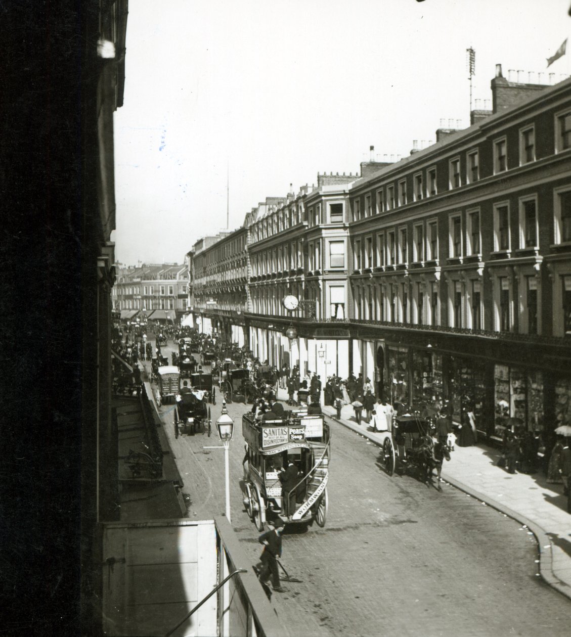 En vy av Westbourne Grove, London, som visar Whiteleys varuhus, c.1890 av English Photographer