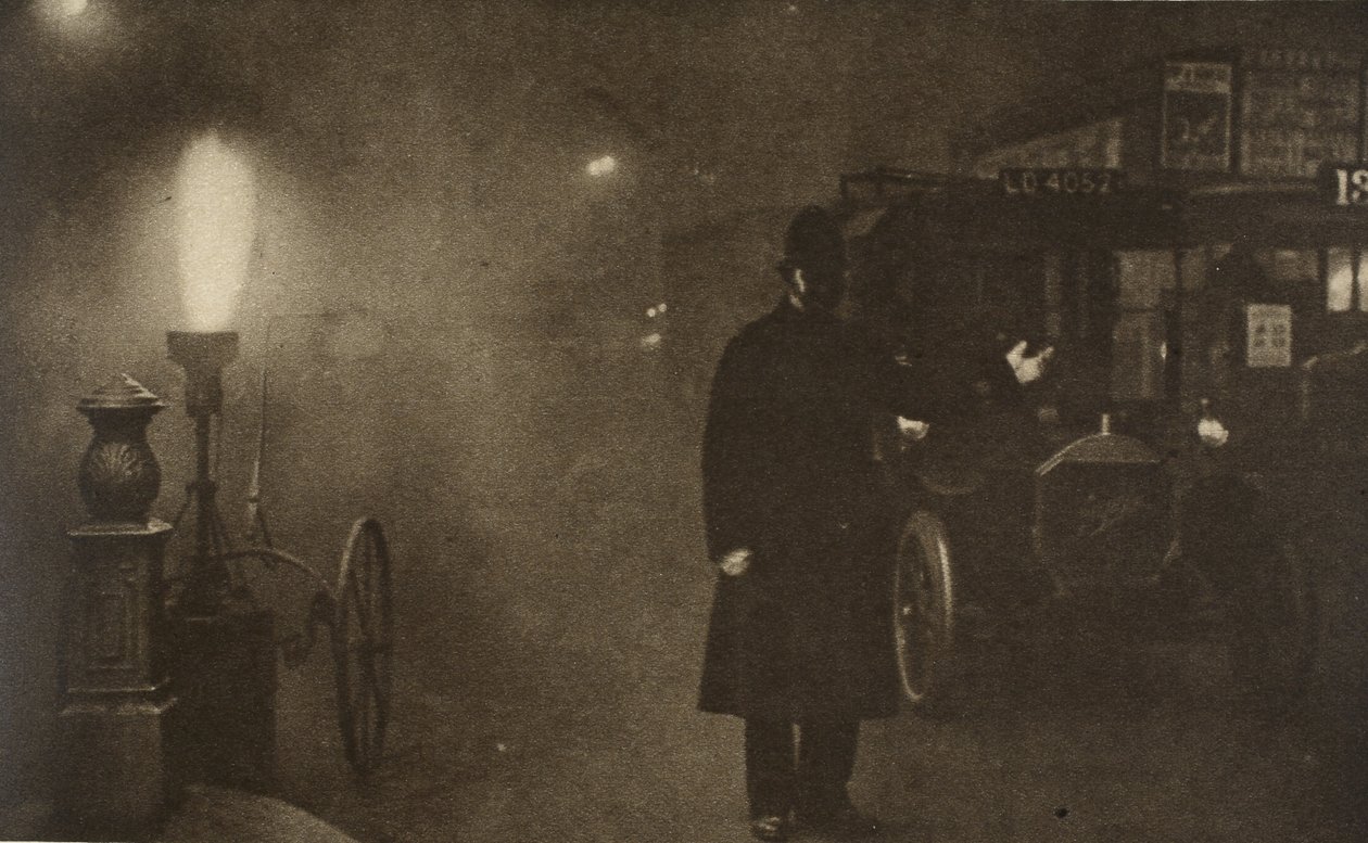 En konstapel dirigerar trafiken i dimman, där Charing Cross möter Trafalgar Square (sepiafoto) av English Photographer