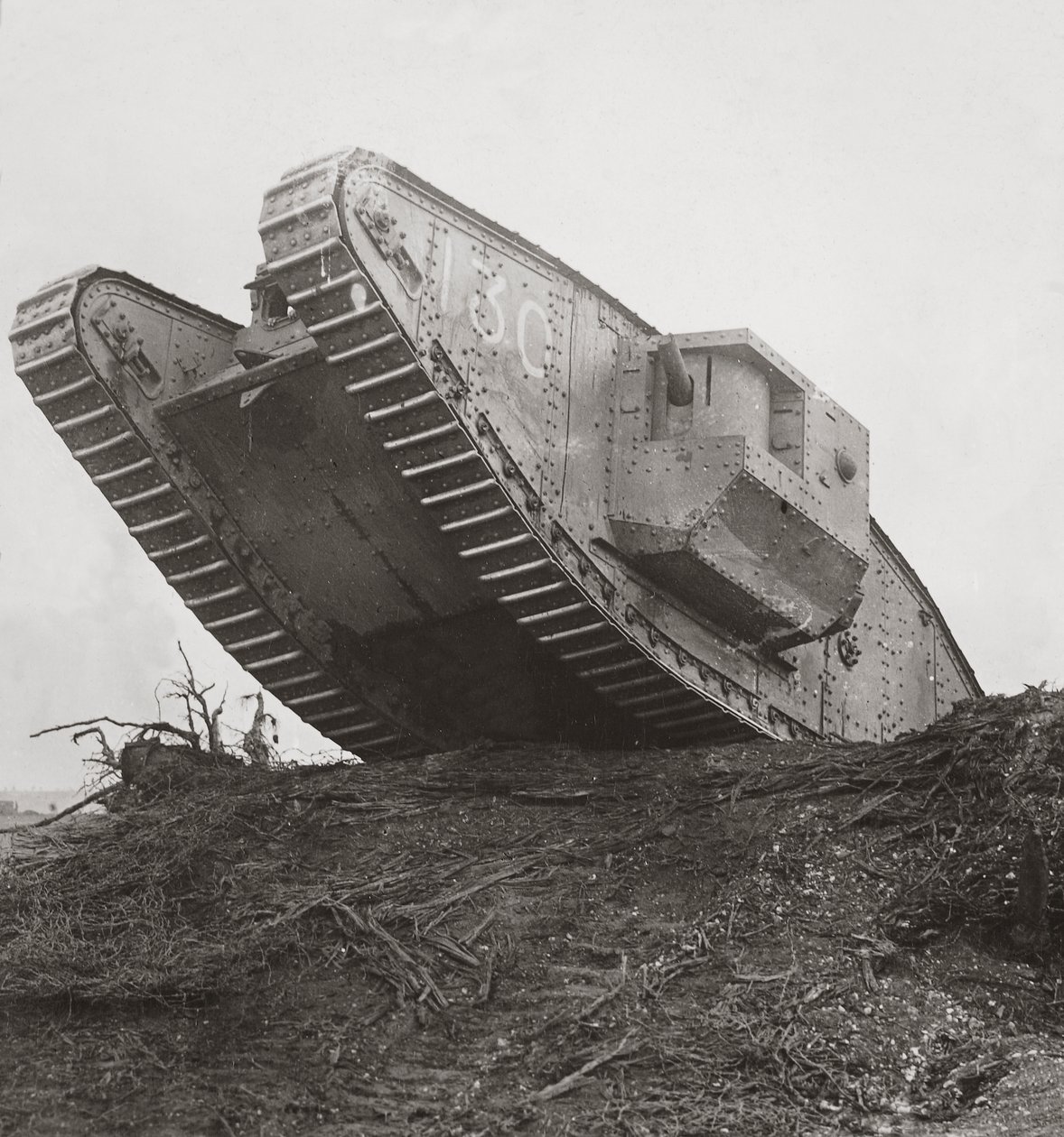 En stridsvagn leder infanteriet i aktion och bryter ner trådförvecklingarna av English Photographer