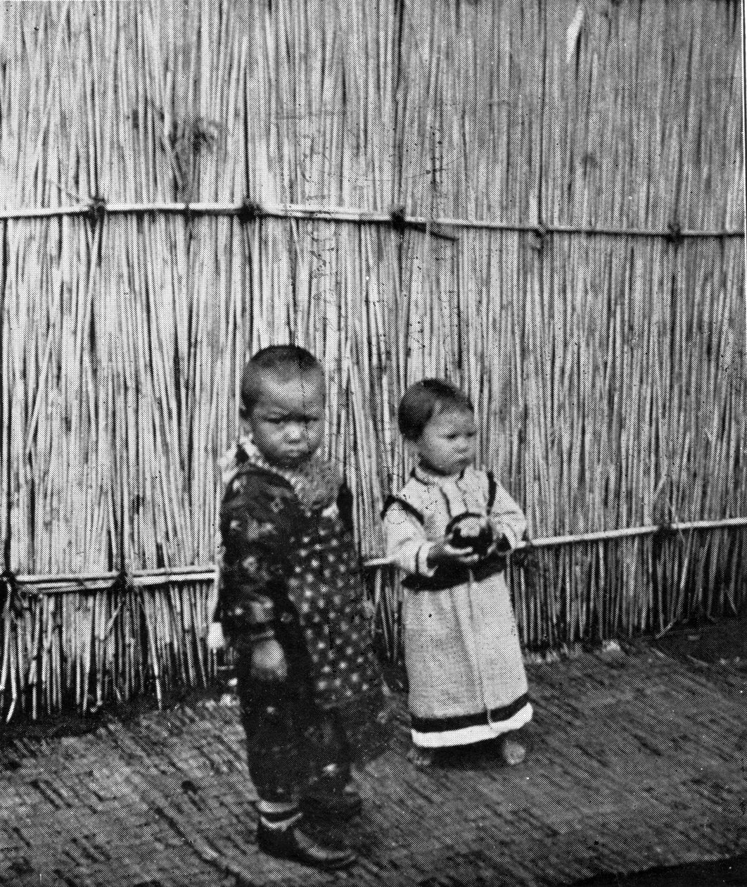 Ainu barn trolovade av English Photographer