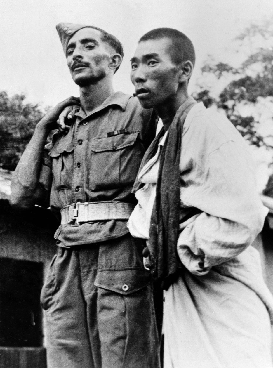 En indisk arméläkare som hjälper en skadad japansk krigsfånge, 1945 av English Photographer