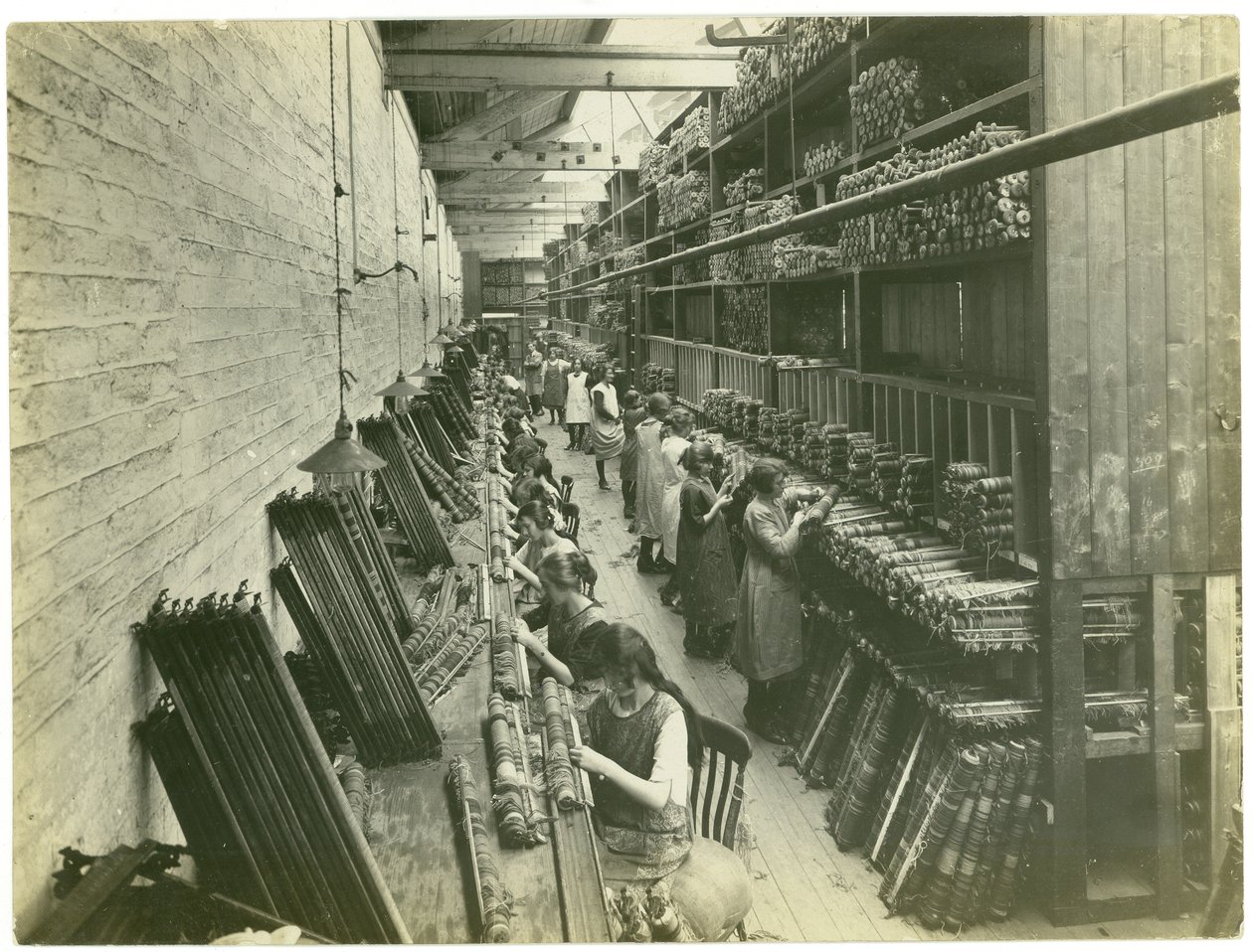 Axminster threading, mattfabrik, 1923 av English Photographer