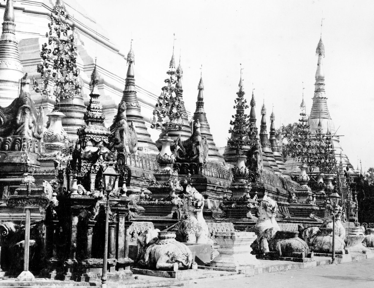 Basen för Shwedagon-pagoden i Rangoon, Burma, ca 1886 av English Photographer