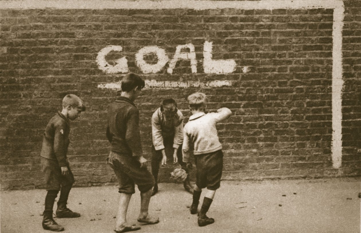 Pojkar som spelar i East End, från Wonderful London, publicerad 1926-27 (fotogravyr) av English Photographer