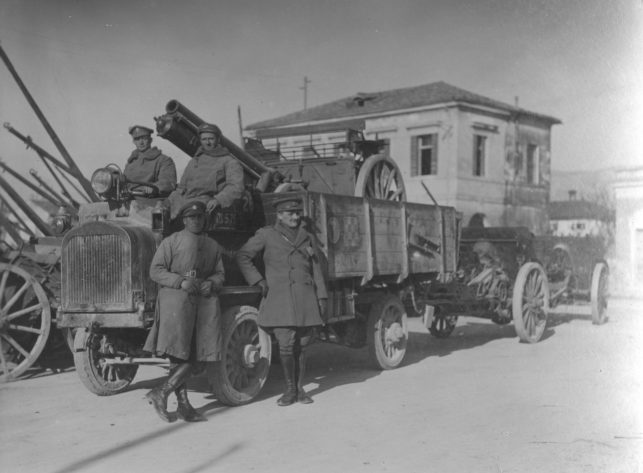 Brittiska soldater i Italien under första världskriget transporterar en fältkanon. av English Photographer