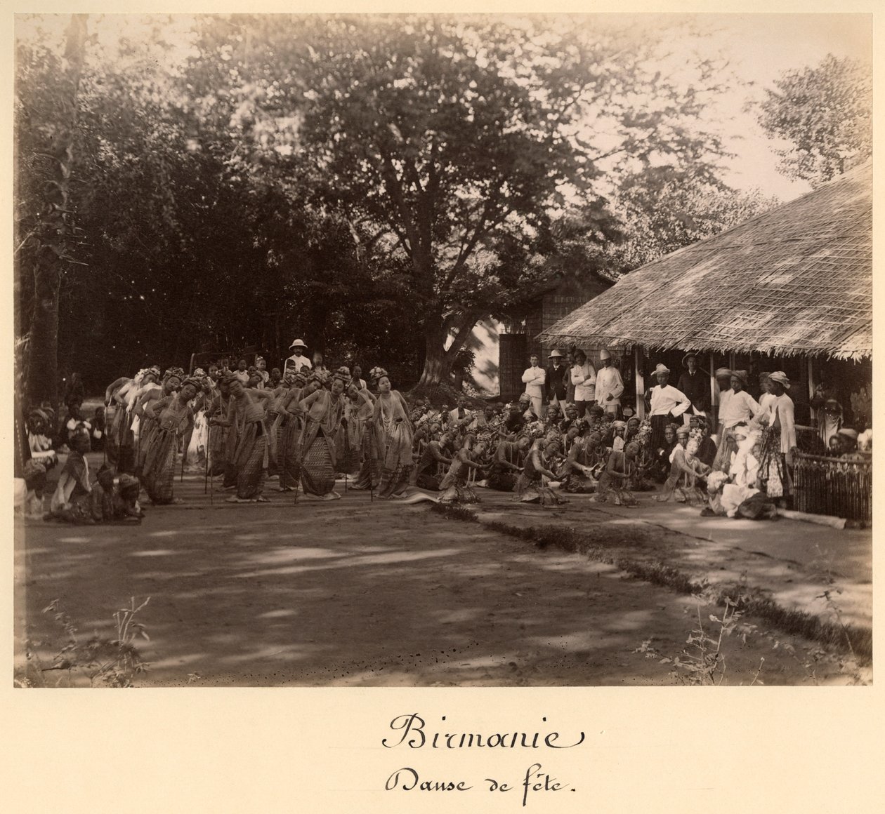 Burmesiska dansare som firar, Burma, slutet av 1800-talet (albumenprint) av English Photographer