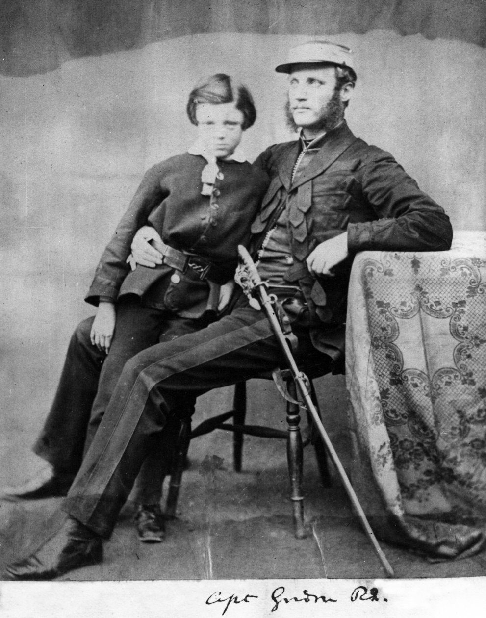 Kapten Gordon R.E., ca 1855 av English Photographer