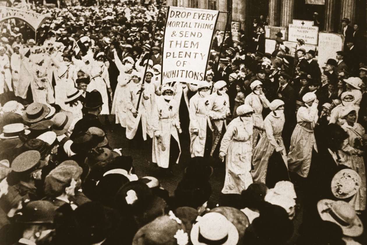Påhejade av krigssekreteraren: ammunitioners i processionen, från The Illustrated War News, 26 juli 1916 av English Photographer