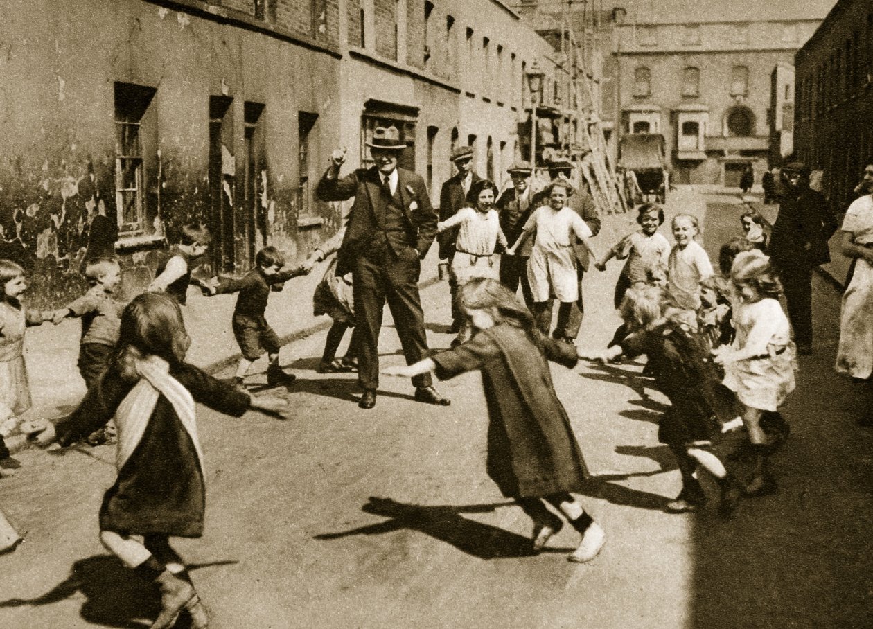 Barn som dansar till gatumusik (sepiafoto) av English Photographer