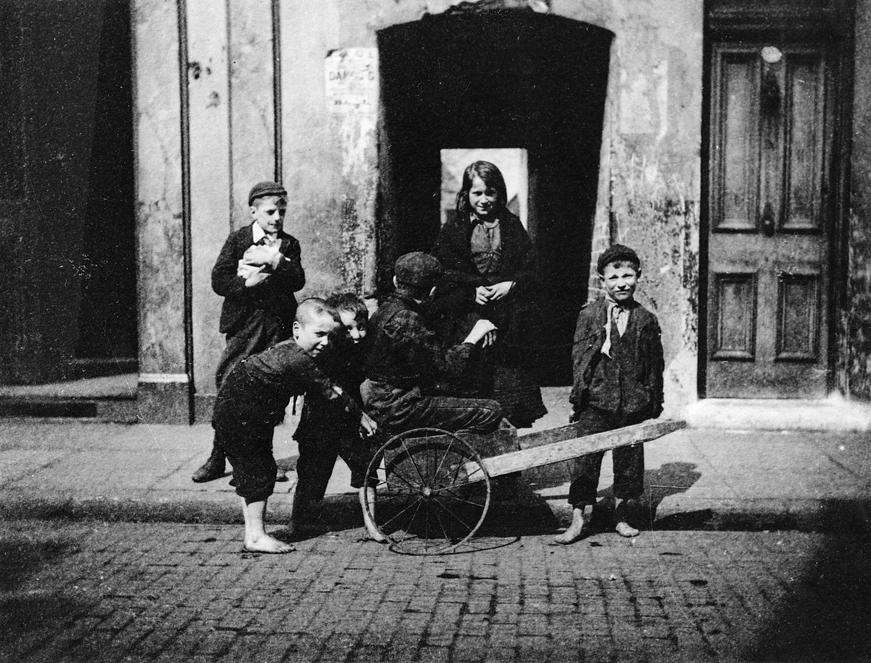 Barn i en slum i London av English Photographer