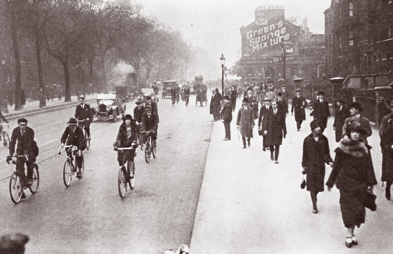 Stadsarbetare går till kontoret, maj 1926 av English Photographer