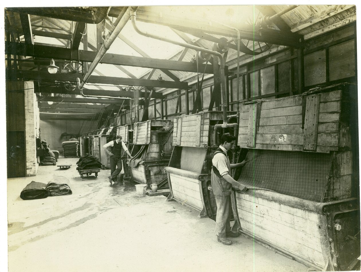 Tygfräsavdelning, Long Meadow mill, 1923 av English Photographer