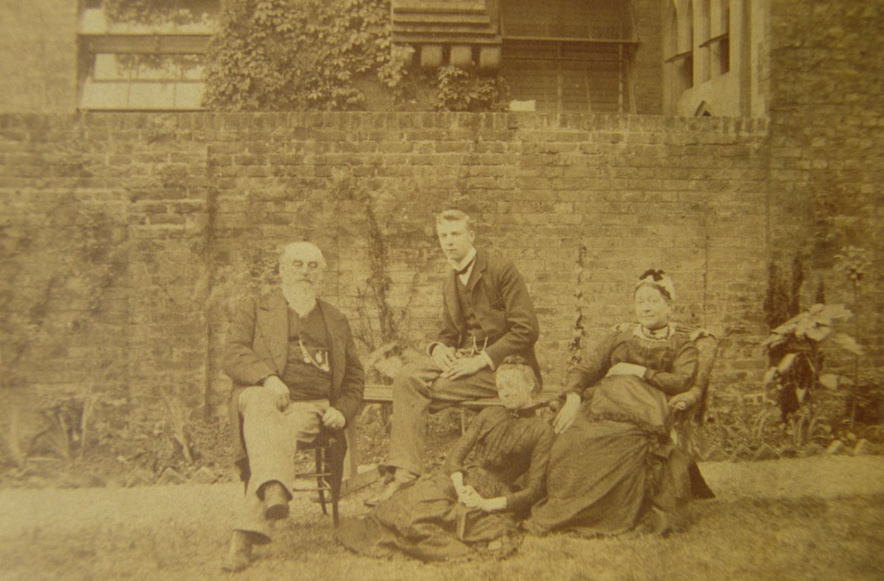 Dr. William R. Woodman (1828-91) med sin familj i deras hem i London, ca 1887 av English Photographer