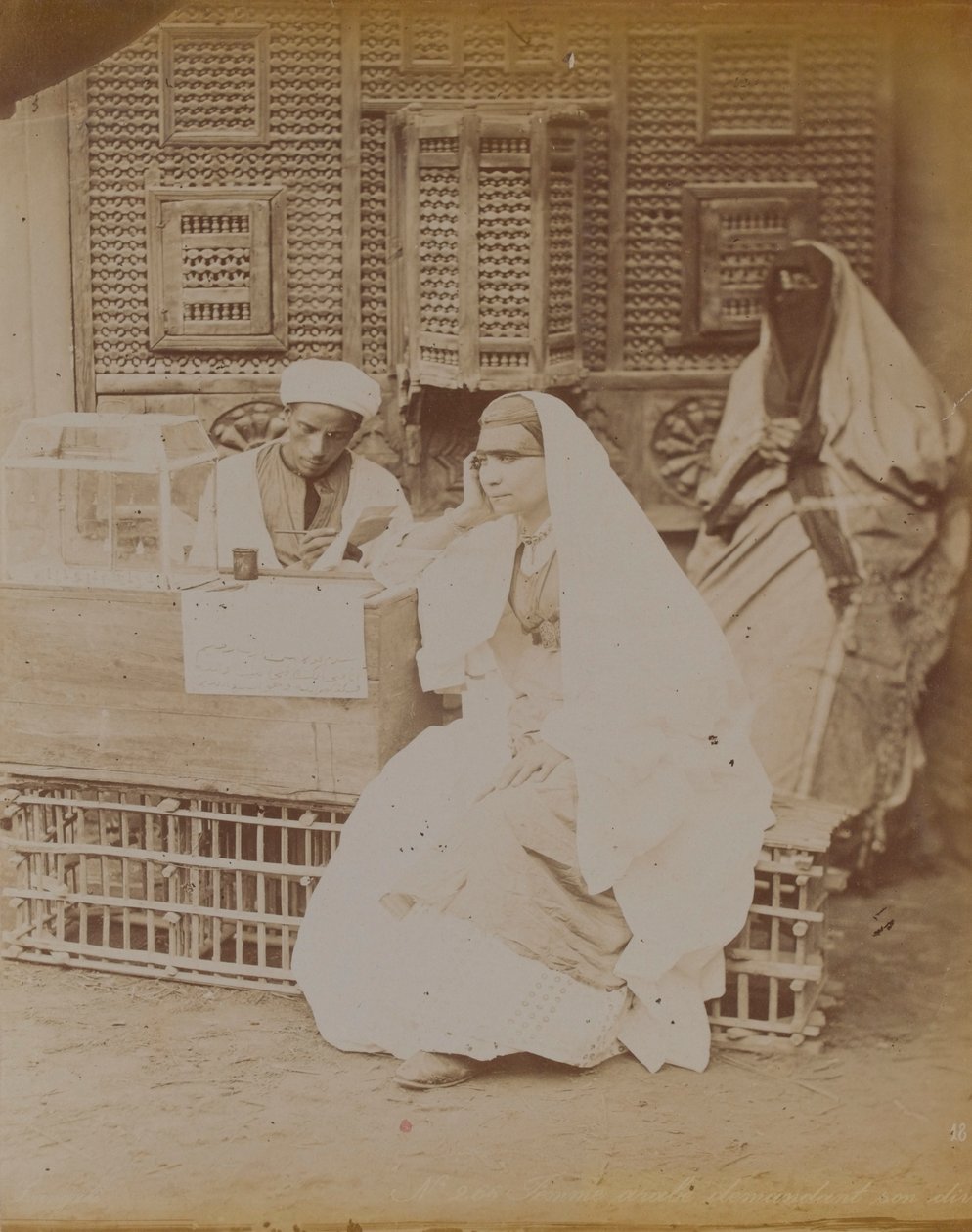 Egyptisk gatubild, 1893 av English Photographer