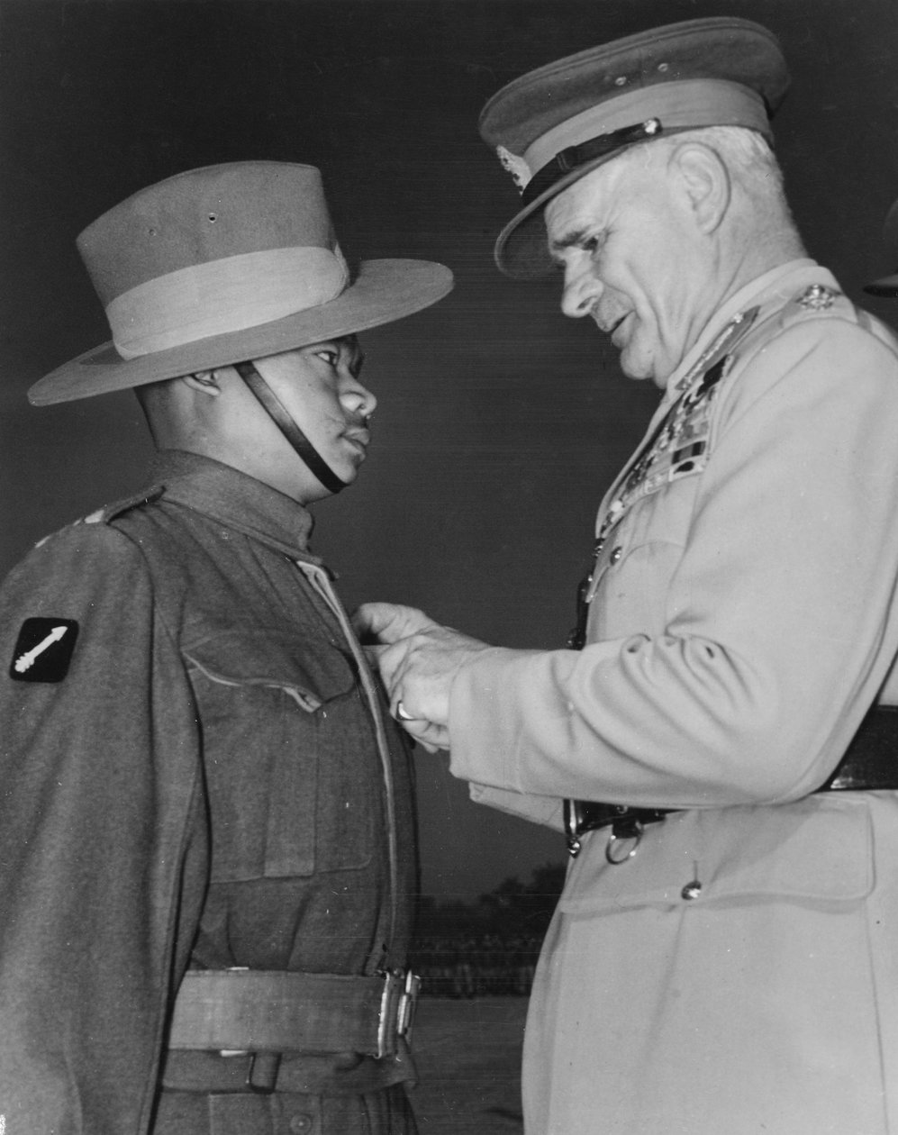Fältmarskalk Sir Archibald Wavell, Indiens vicekung, presenterar ett Victoria Cross till en Gurkha-soldat, 1945 av English Photographer