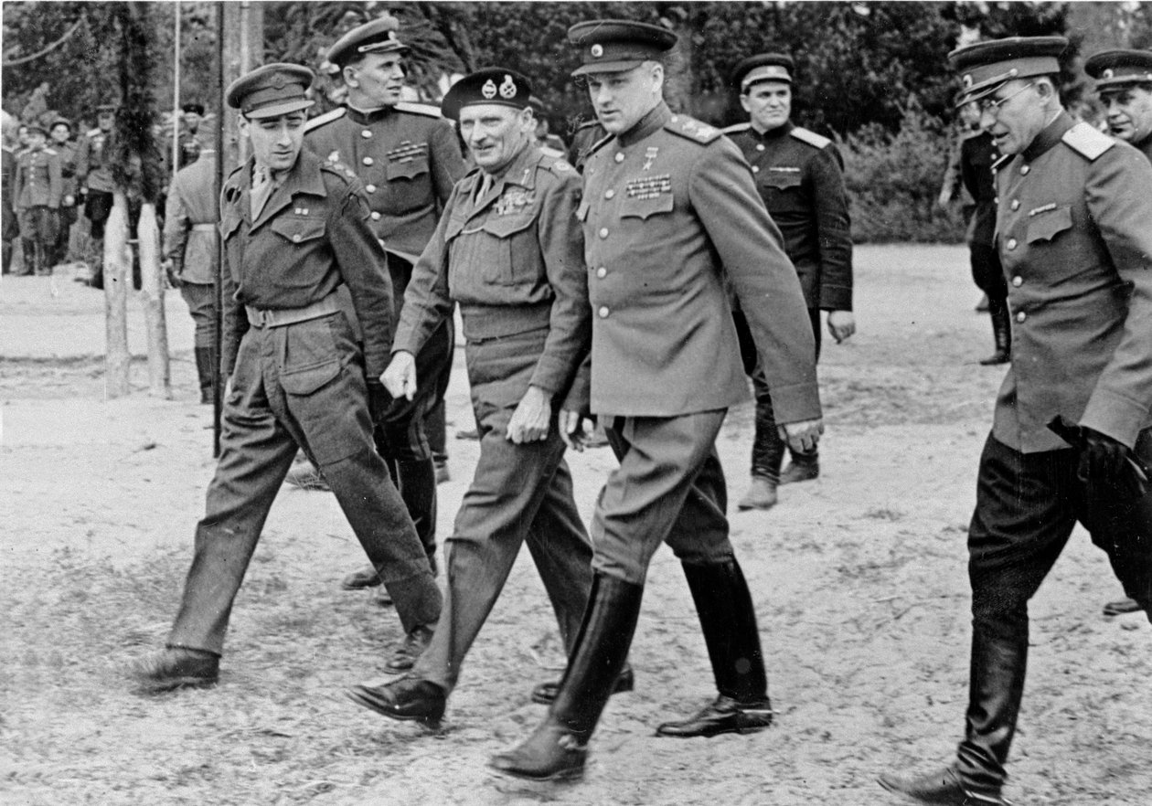 Fältmarskalk Bernard Montgomery med marskalk Rokossovsky, 10 maj 1945 av English Photographer