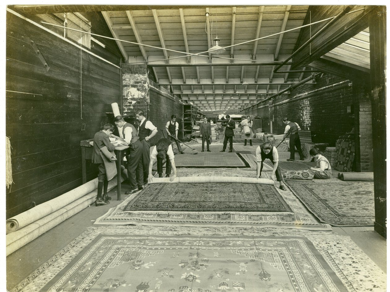 Slutbesiktning, mattfabrik, 1923 av English Photographer