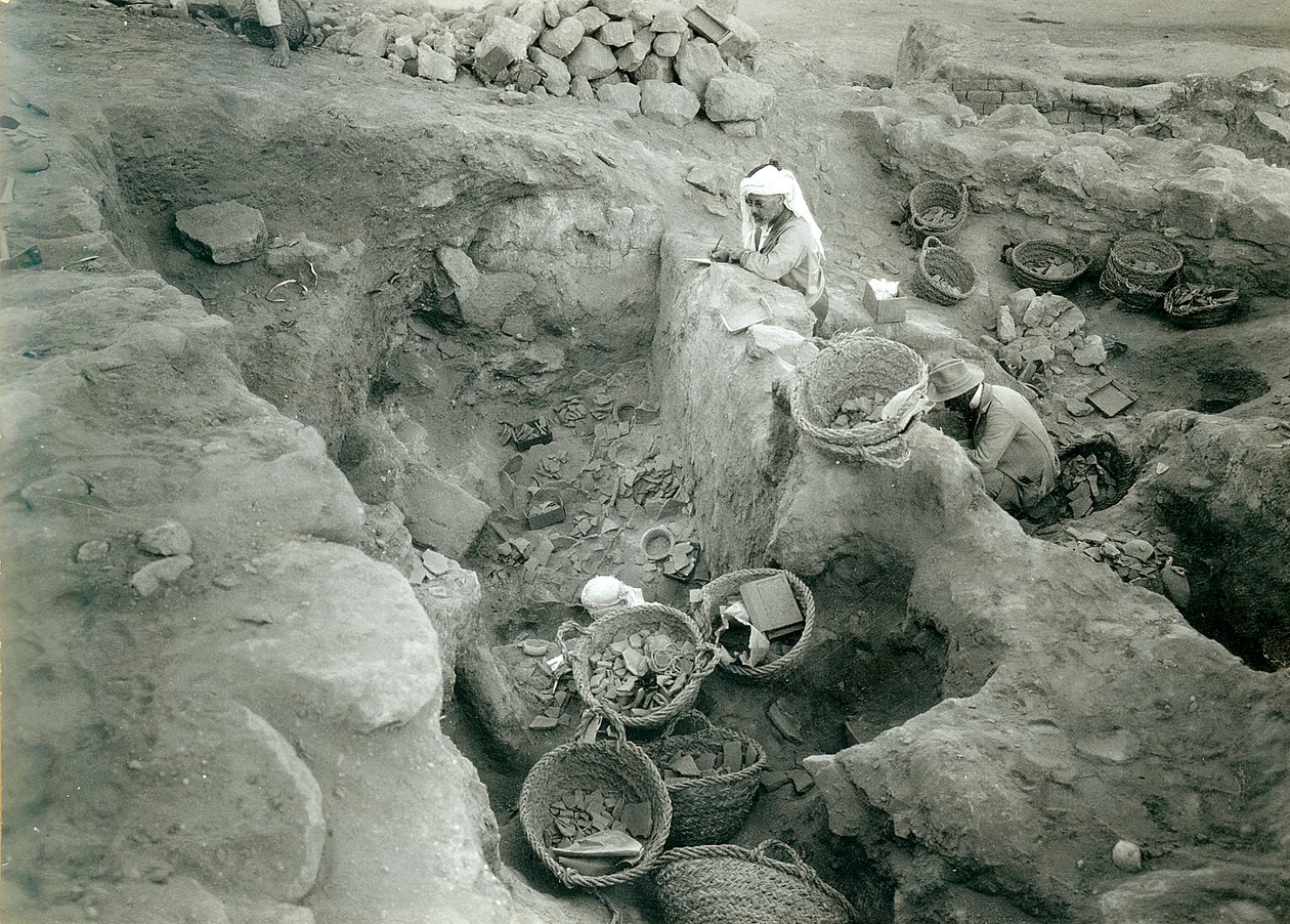 Garstang registrerar utgrävda lagerrum från mellanbronsåldern (2000-1500 f.Kr.), 1930 av English Photographer
