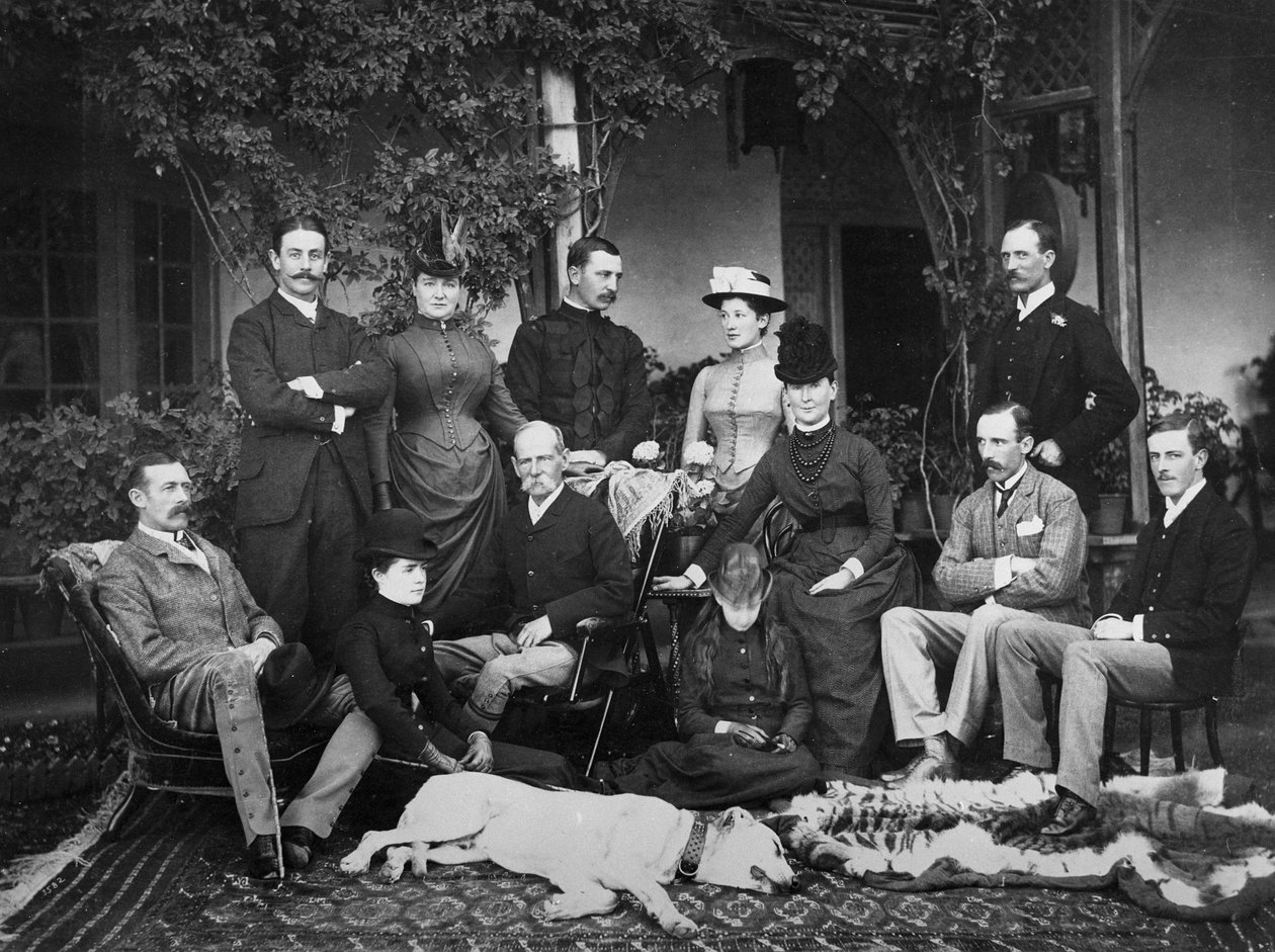Grupp vid Vice Regal Lodge, Indien, ca 1875-80 av English Photographer