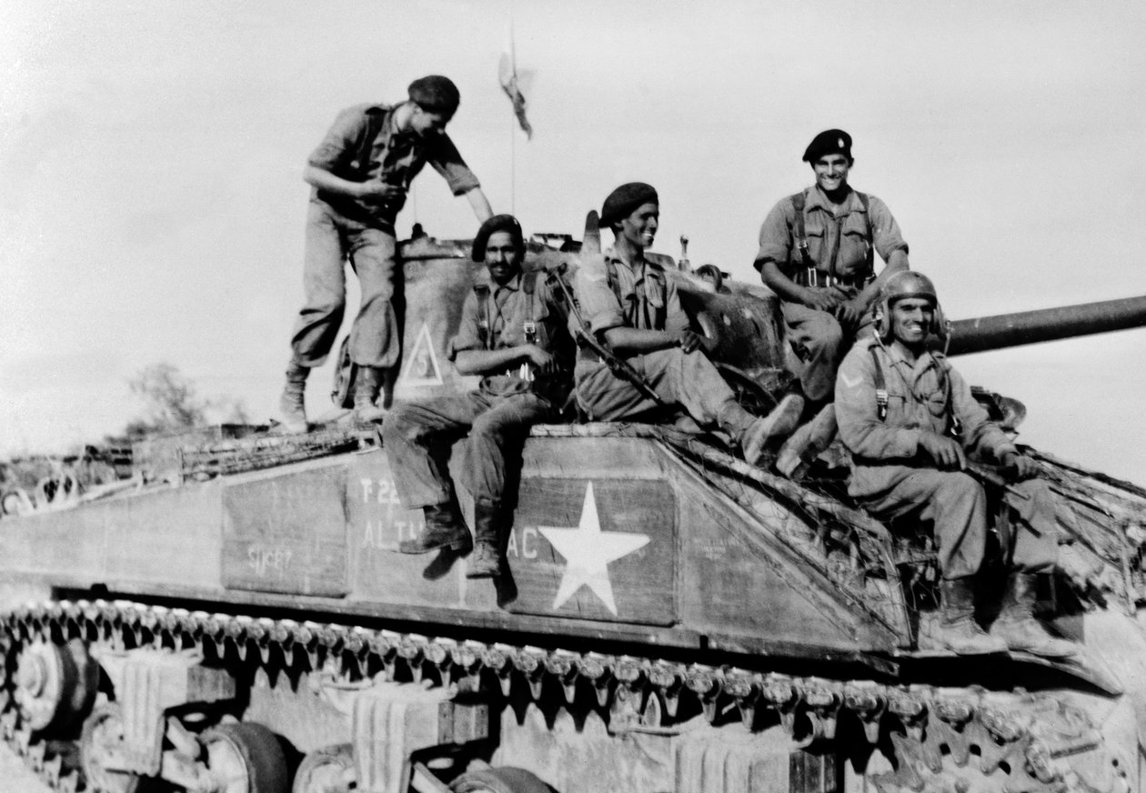 Indisk stridsvagnsbesättning på sin Sherman av English Photographer