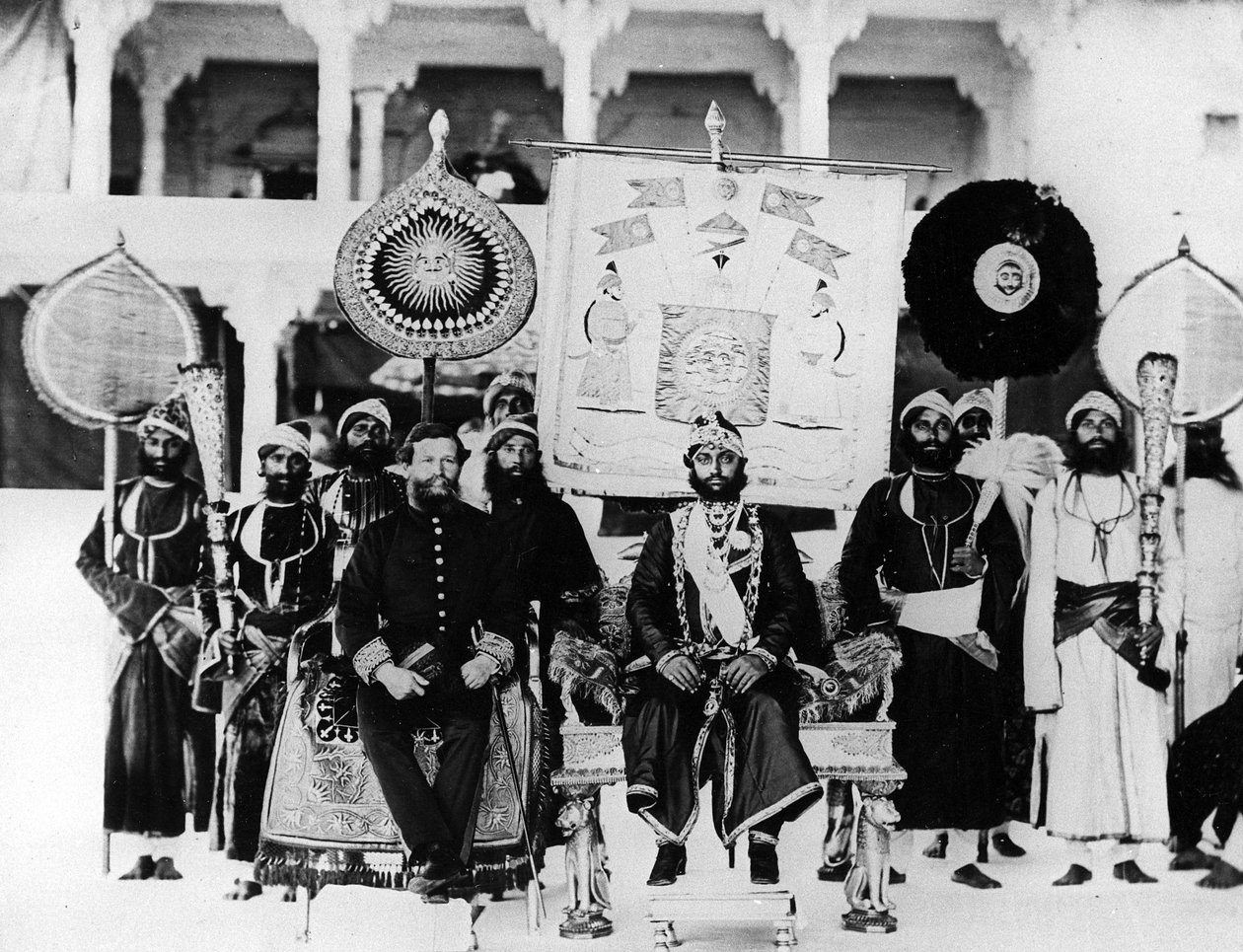 Investiture of the Maharana of Udaipur with the Star of India, 1871 av English Photographer
