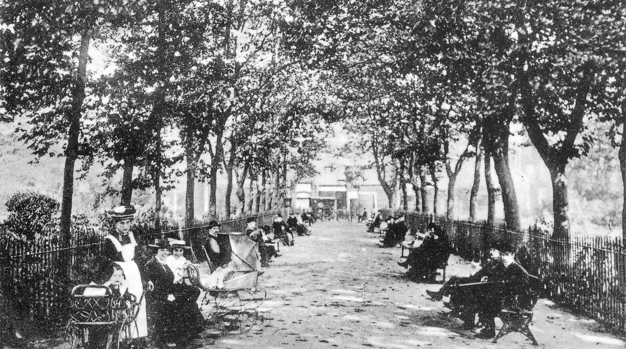 Islington Green, ca 1900 av English Photographer