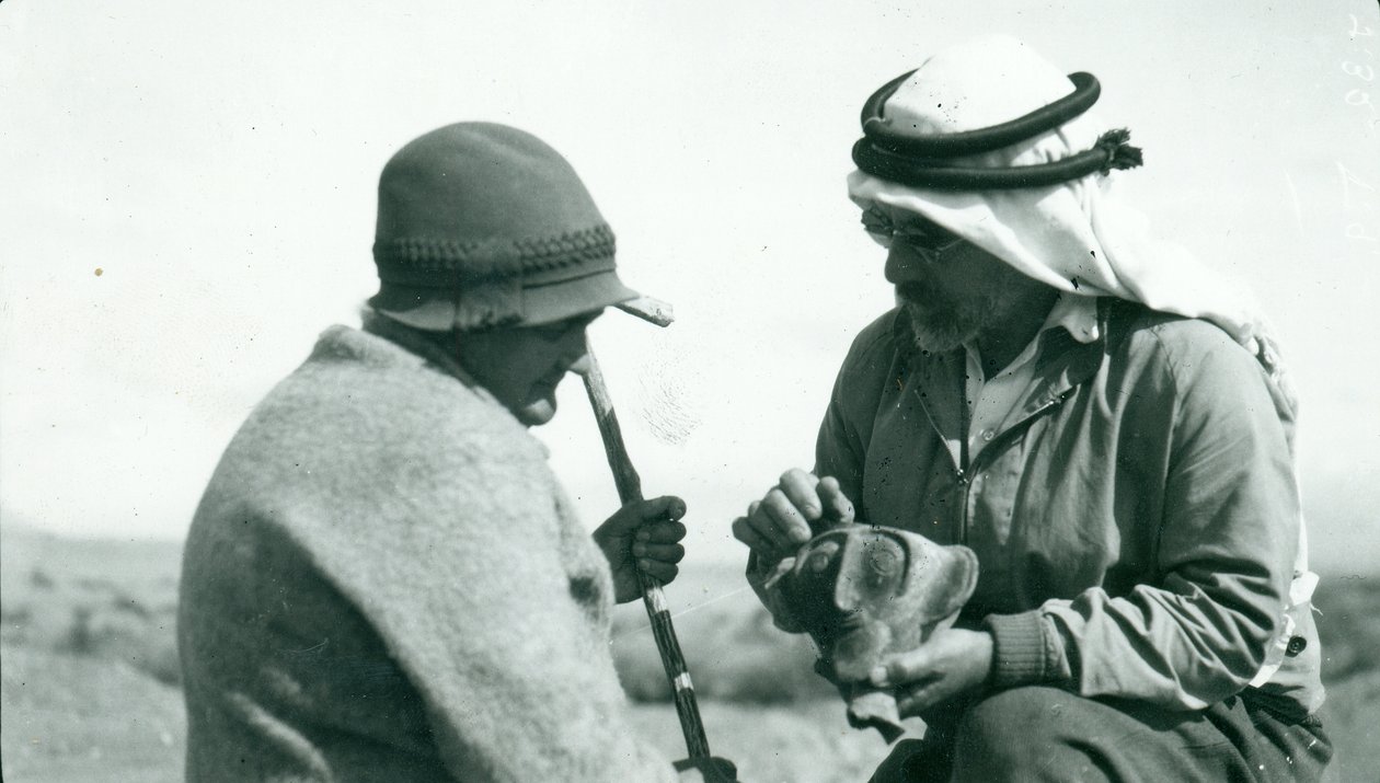 John Garstang visar en bit av Yahudieh Ware keramikkalk till Mrs Garstang, 1930 av English Photographer