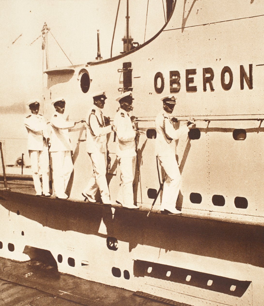 Kung Edward VIII ombord på en ubåt och tar sig runt H.M.S. Oberon av English Photographer