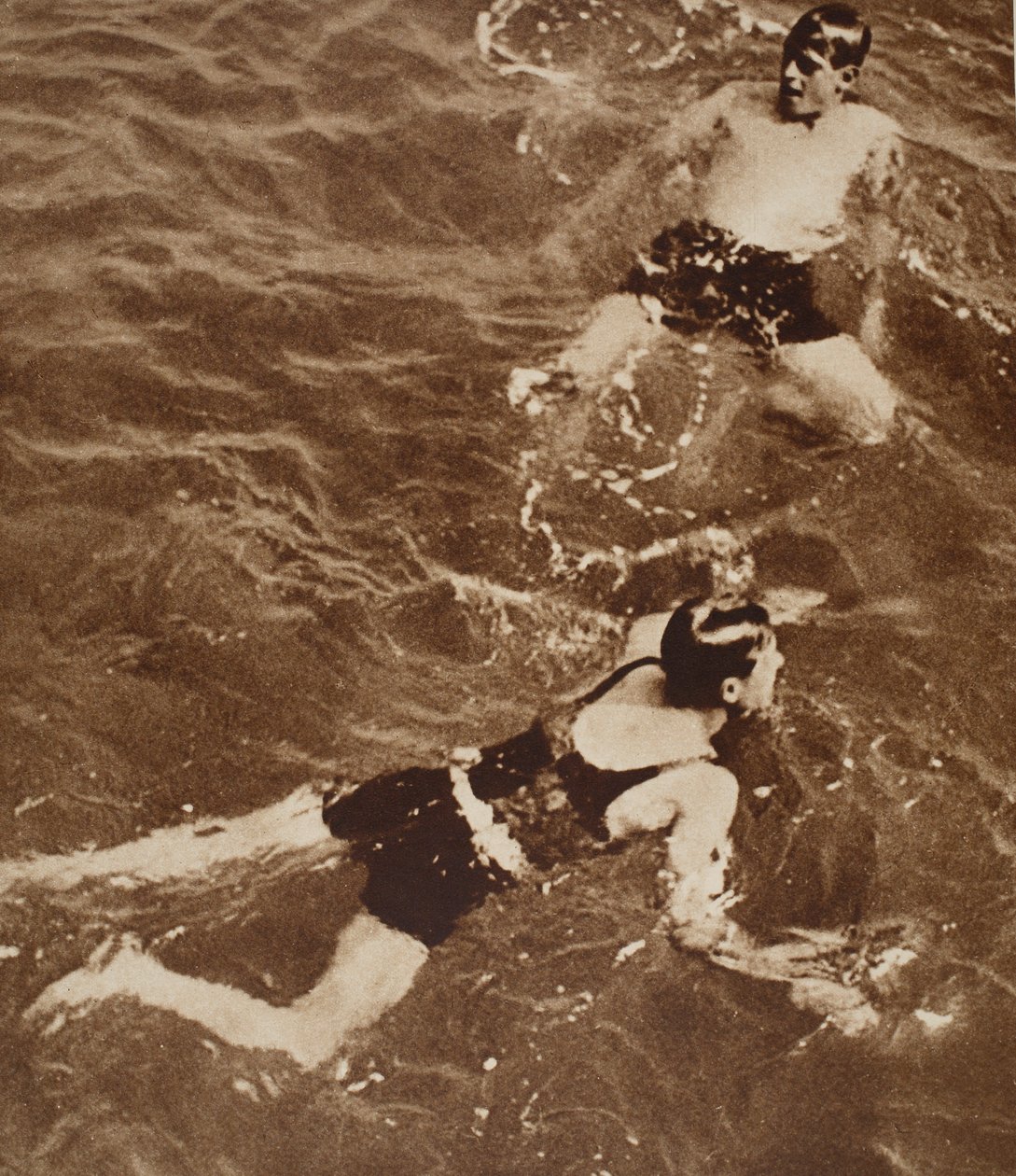 Kung Edward VIII och hertigen av Kent simmar på Rivieran, 1933 av English Photographer