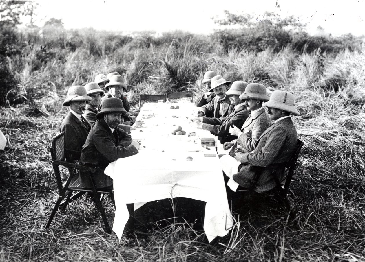 Kung George V äter lunch i Chitwandalen under ett tigerskott, 1911 av English Photographer