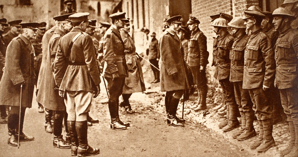 Kung Georg med 7:e Bn. Sherwood Foresters efter Bullecourt, mars 1918 av English Photographer