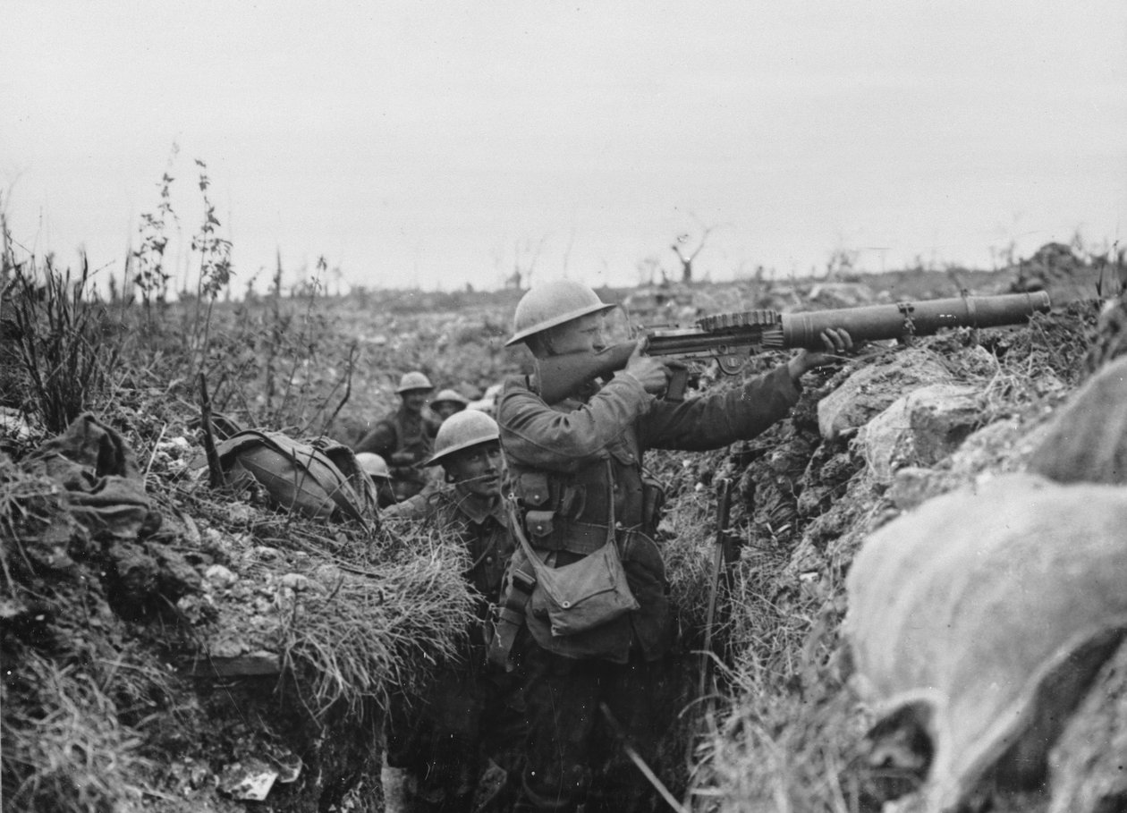 Lewis skytt på skjuttrappan i ett skyttegrav, 1916-18 av English Photographer