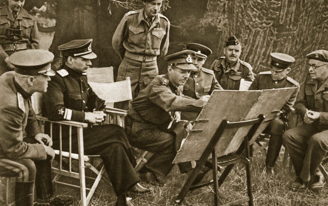 Generallöjtnant Dempsey, befälhavare för den brittiska andra armén, förklarar för sovjetiska officerare läget på västfronten, 1944 av English Photographer