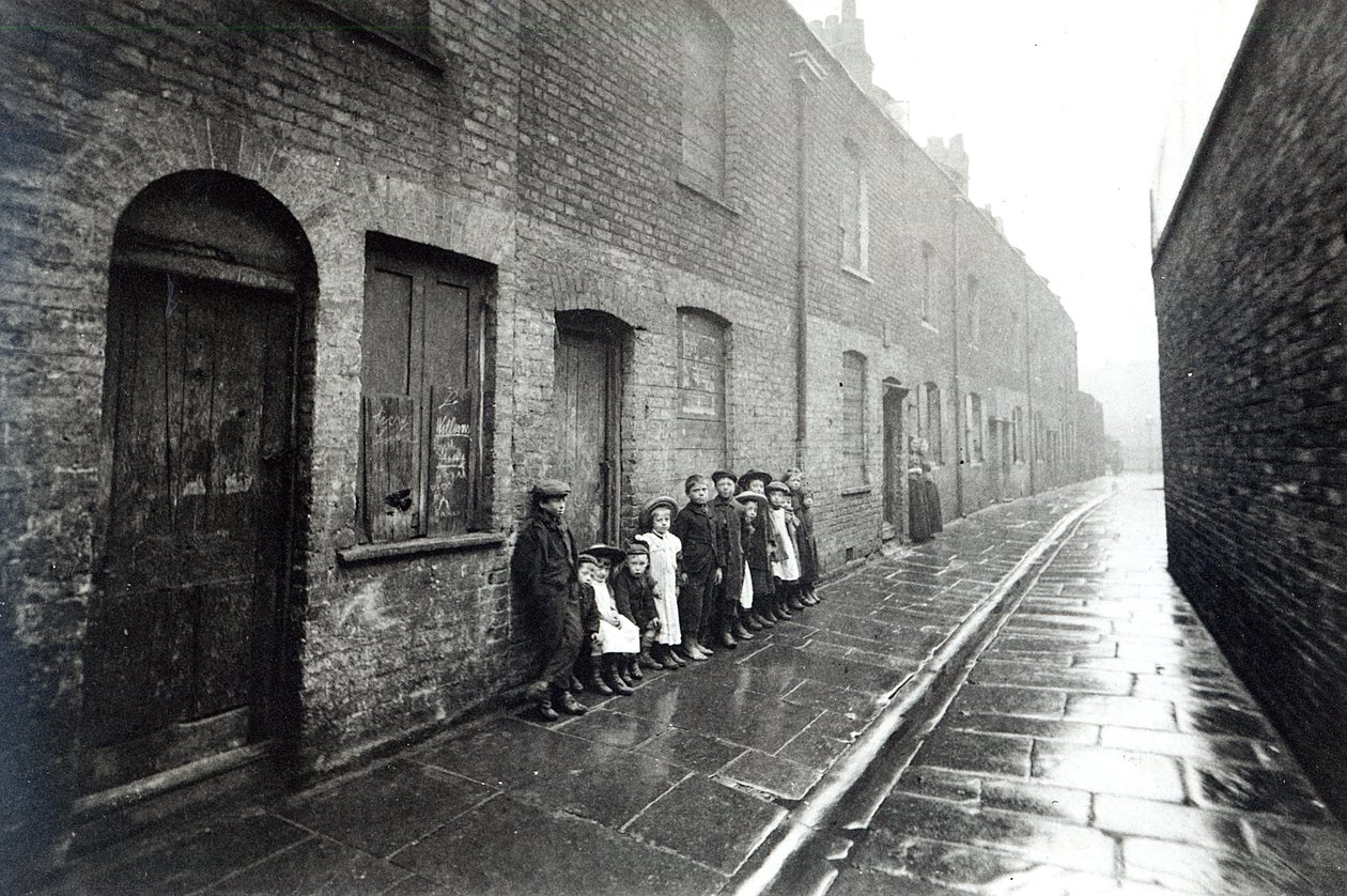 London Slums, ca 1900 av English Photographer