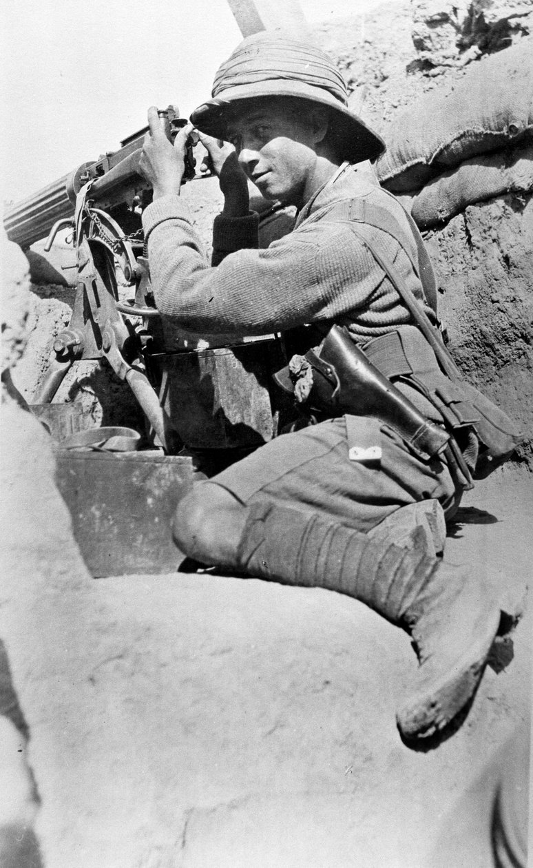 Maskinskytt i ett skyttegrav, Sannayat, 1916 av English Photographer