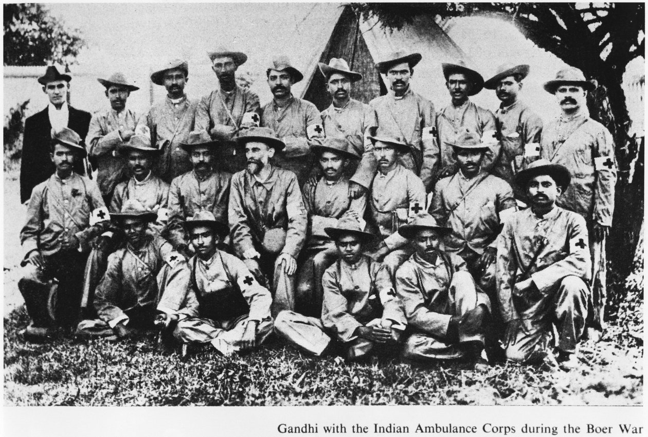 Mahatma Gandhi (1869-1948) med den indiska ambulanskåren under boerkriget, Sydafrika, 1899 av English Photographer