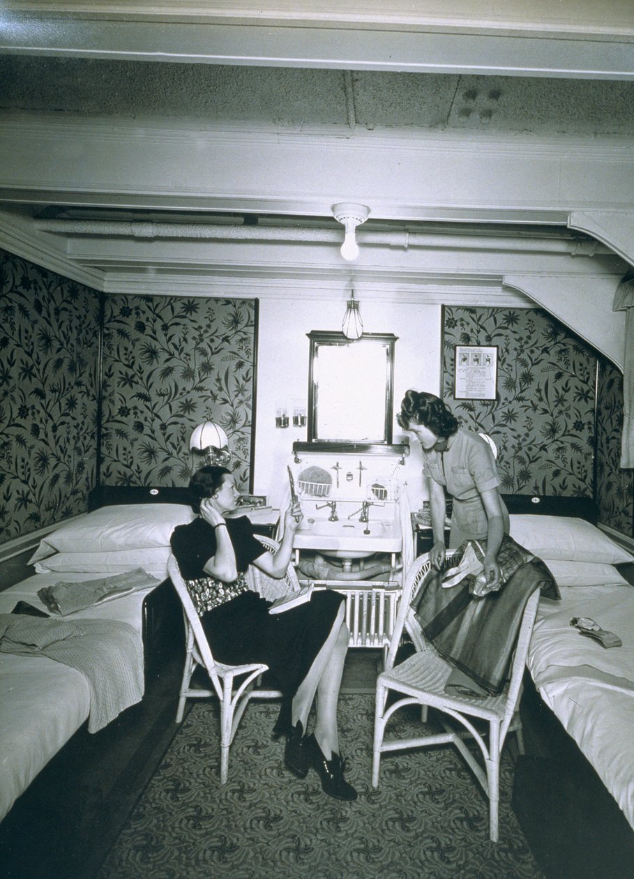 Pigan som hjälper sin älskarinna att klä av sig ombord på RMS Scythia av English Photographer
