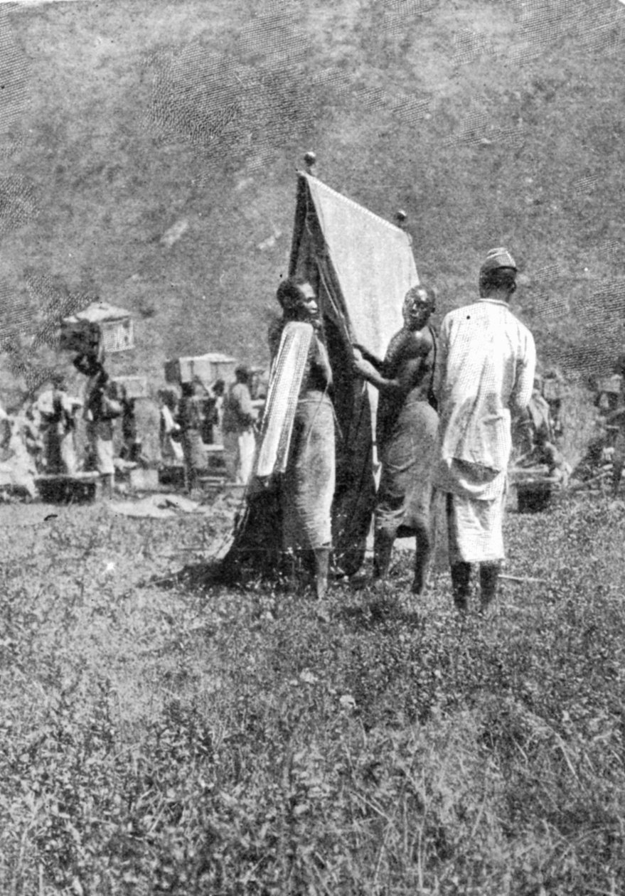 Making camp at the End of a Days March, från en artikel med titeln To the Mountains of the Moon publicerad i The Graphic 27 oktober 1906 av English Photographer