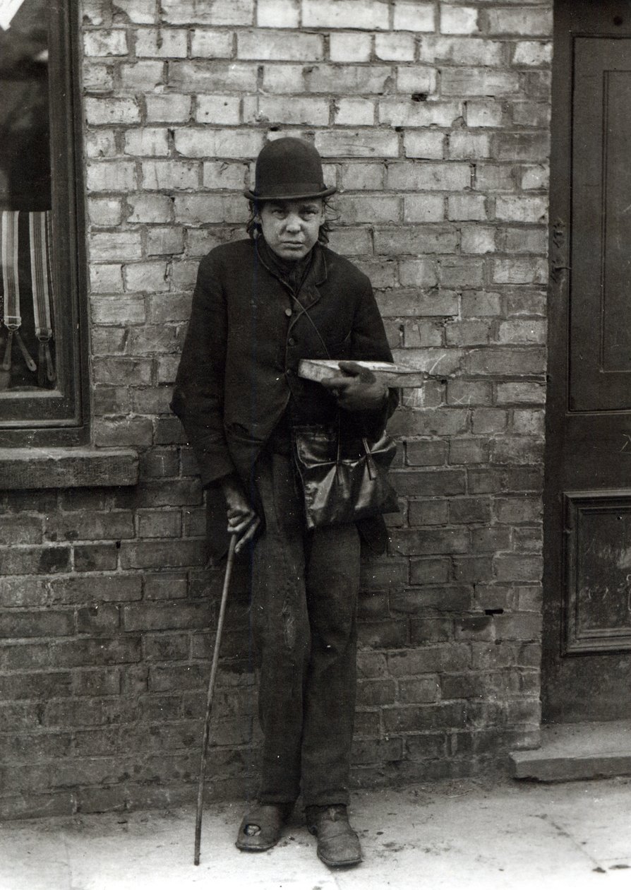 Tändstickssäljare. c.1900 av English Photographer