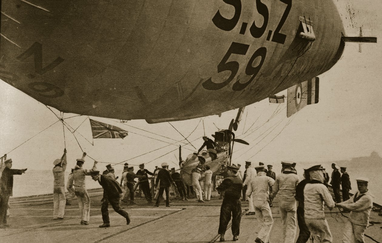 Naval luftskepp kommer ner till sin förtöjning på akterdäcket av H. M. S. Furious, 1914-19 av English Photographer