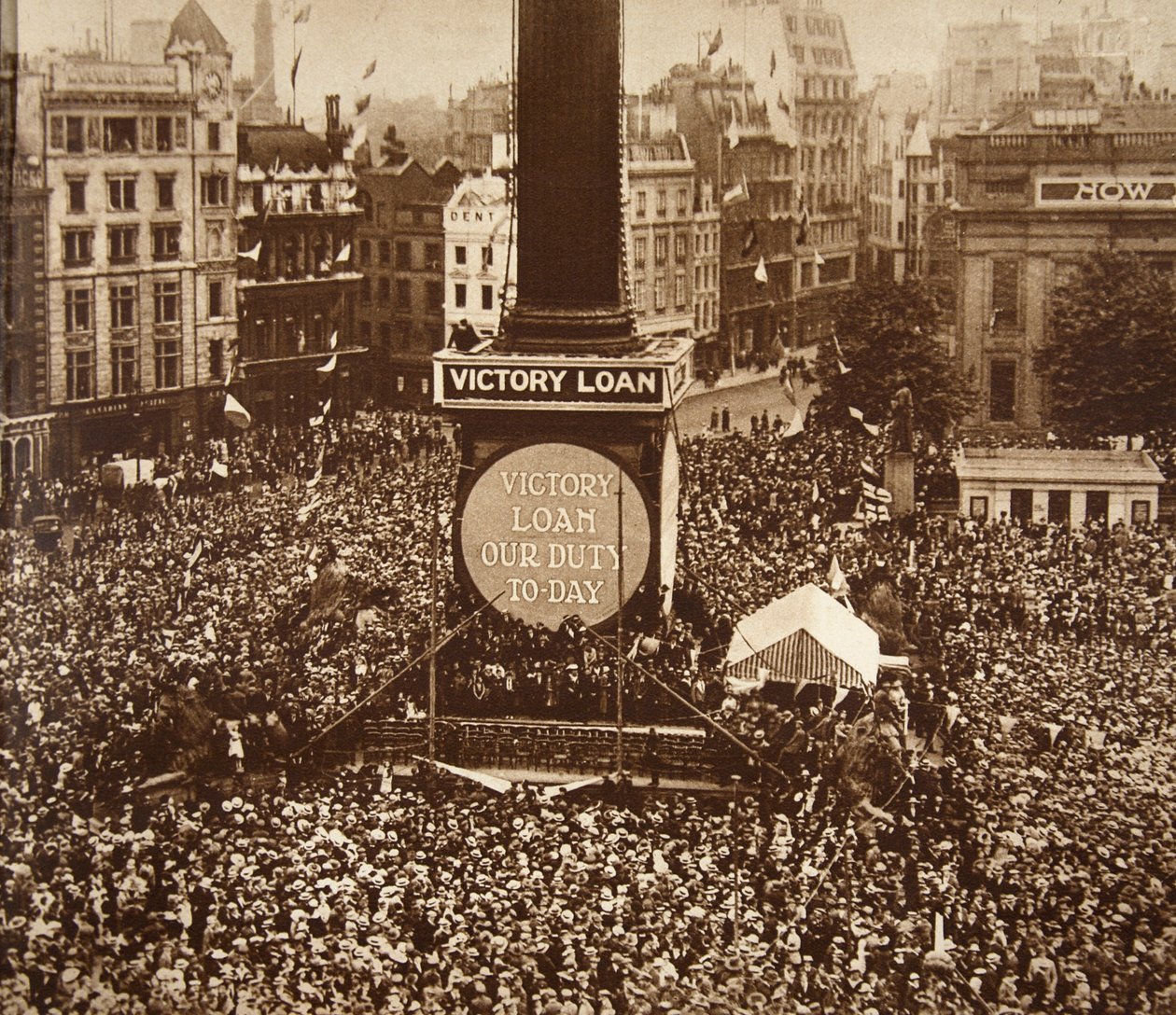 Nyårsafton, Trafalgar Square, 1919 Segerlånet var en obligationsemission för att hjälpa till att betala kostnaderna för första världskriget; Den samlade in miljoner på tre dagar; Den totala insamlade var miljoner; 700 av English Photographer
