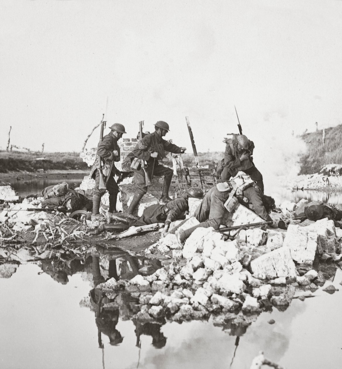 Våra orädda män som kämpar mot stora odds, bryter broarna och drar sig tillbaka över Crozat-kanalen, 1918 av English Photographer