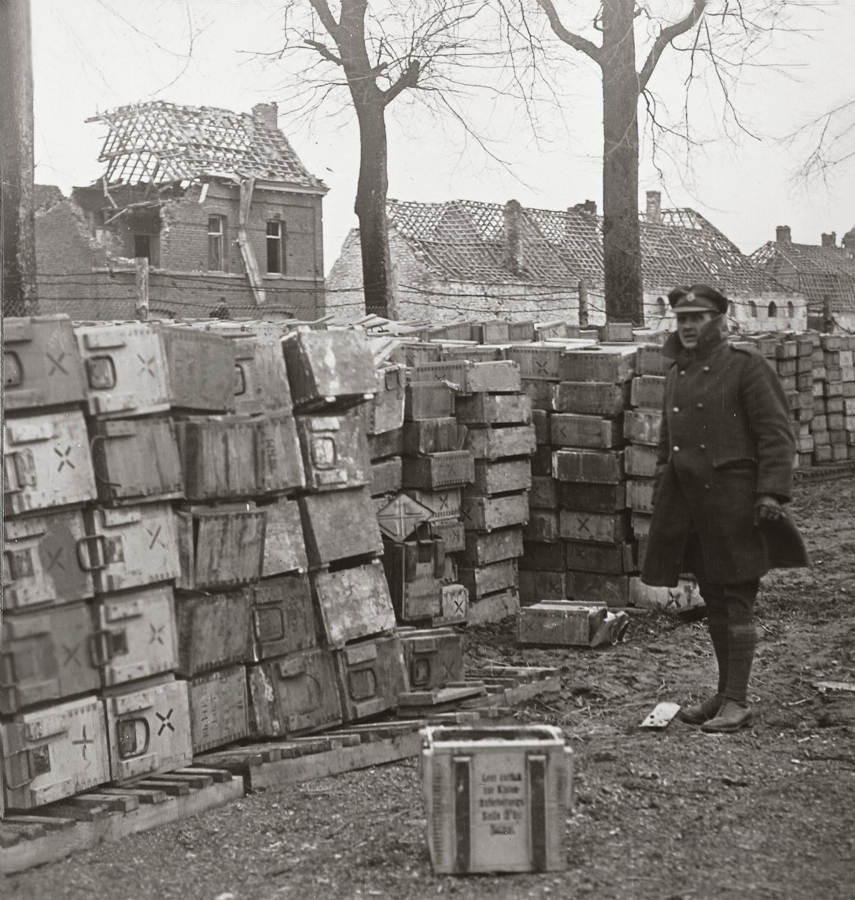Vår snabba frammarsch nära Cambrai tvingade tyskarna att överge stora mängder ammunition av English Photographer