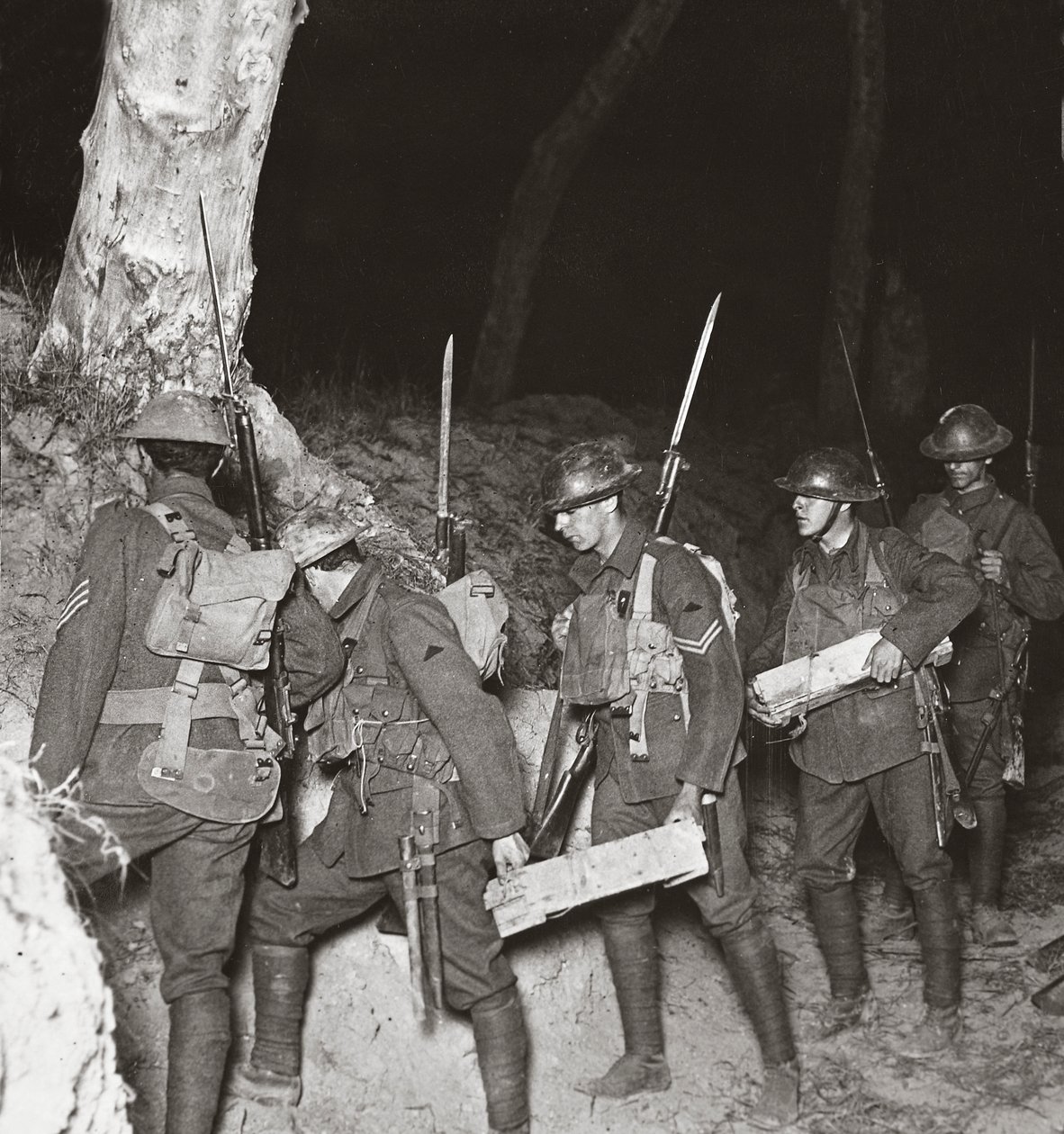 Våra trupper ger sig av efter en nattlig operation för att skära av hunnerna som håller fast vid Villers-Bretonneux, 1918 av English Photographer