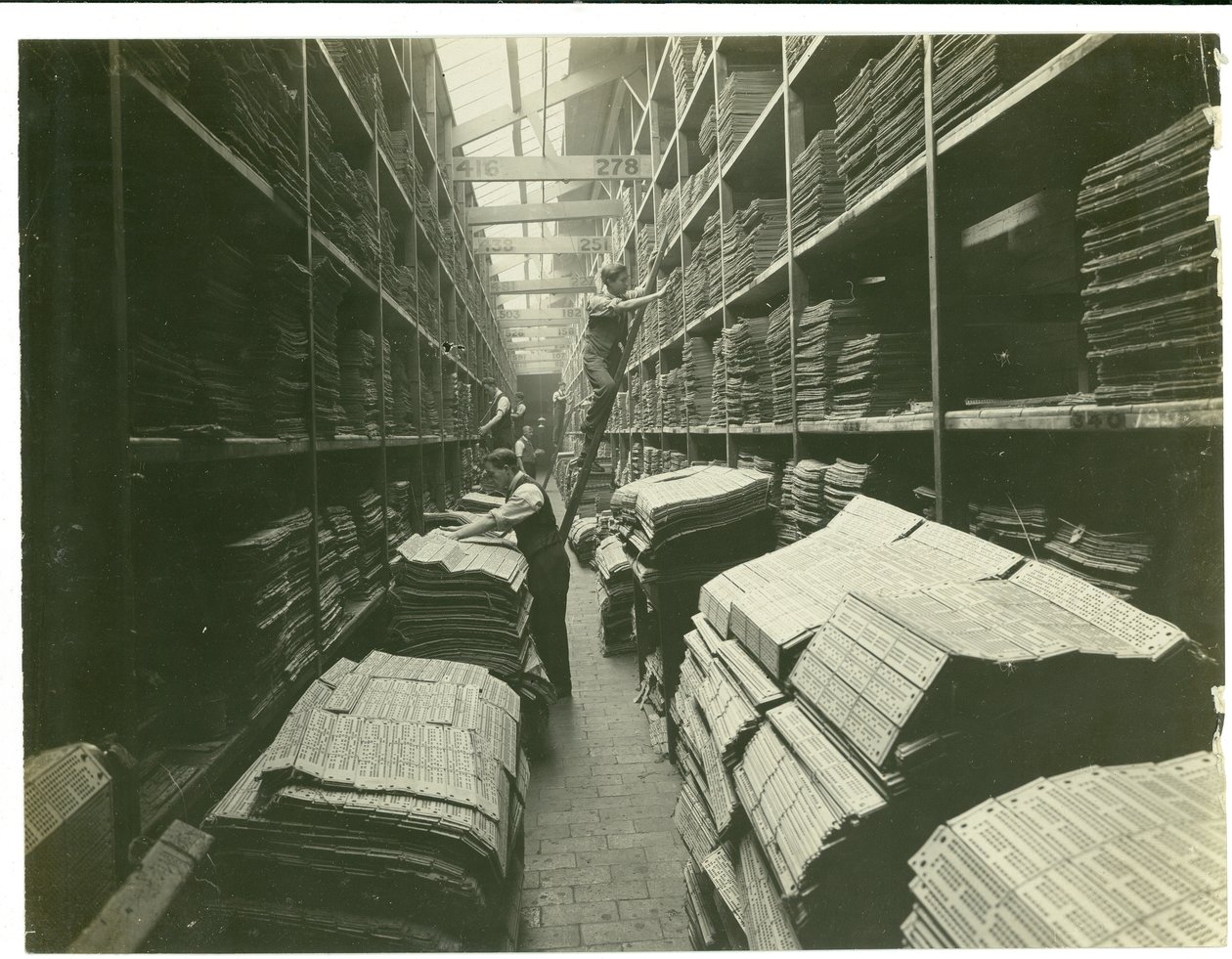 Del av Jacquard-kortrummet, mattfabrik, 1923 av English Photographer